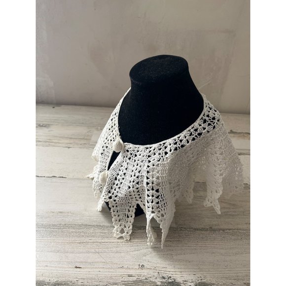 White lace two button crocheted collar - Picture 4 of 8